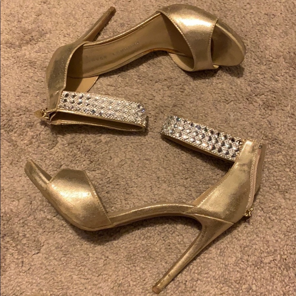 Elegant and dazzling pumps!